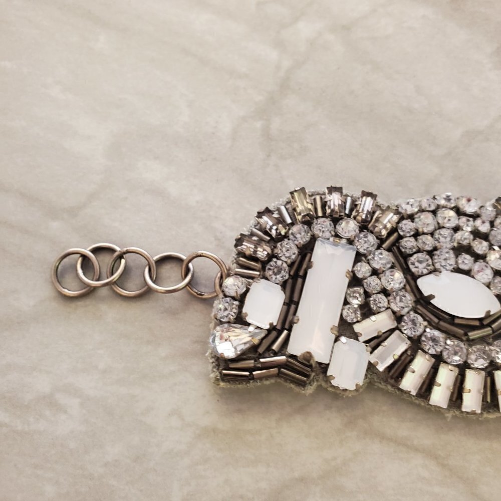 ✨ Stella and Dot Gala Gray Fabric Rhinestone Crystal Cluster Statement Bracelet - Picture 3 of 12